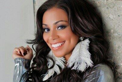 SwampPrincess_'s tweet image. Tiana smiles as she took the trays of food from the counter and starting to sever them #OpenRp