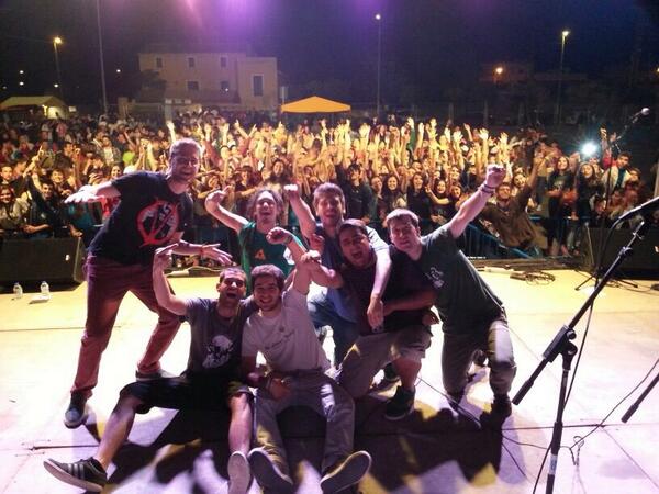 Auxili_Band's tweet photo. Gràcies a tota la penya de la Vila Joiosa  en especial a l'organització de l'@AlonisSona  per currar tant ! #DolçAtac http://t.co/HEaQph6Zcf