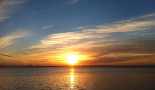 HistoriadeCadiz's tweet photo. Espectacular amanecer del  "sol de Puntales"......#Cadiz http://t.co/bTPQXH6RLj