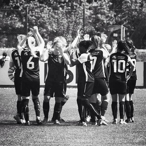 nanaagram's tweet photo. Gameday!
It's all about this team 👊⚽️👏 #hjertehjertehjerte #FAKøbenhavn http://t.co/ih9Wnvh3K7