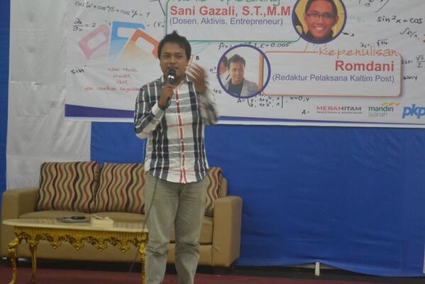 Sesi Pertama Training Kepenulisan oleh Pak Romdani (Dir Pelaksana Kaltim Post)
#TrainingKepenulisandanPublikSpeaking