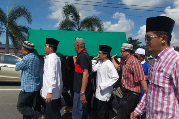 Dato <a href="/razaliibrahim/">Dato Razali Ibrahim</a> bersama jemaah lain mengusung jenazah Allahyarhamah Dr Robiah Kosai ke tanah perkuburan. <a href="/Muartv/">Muar Johor</a>
