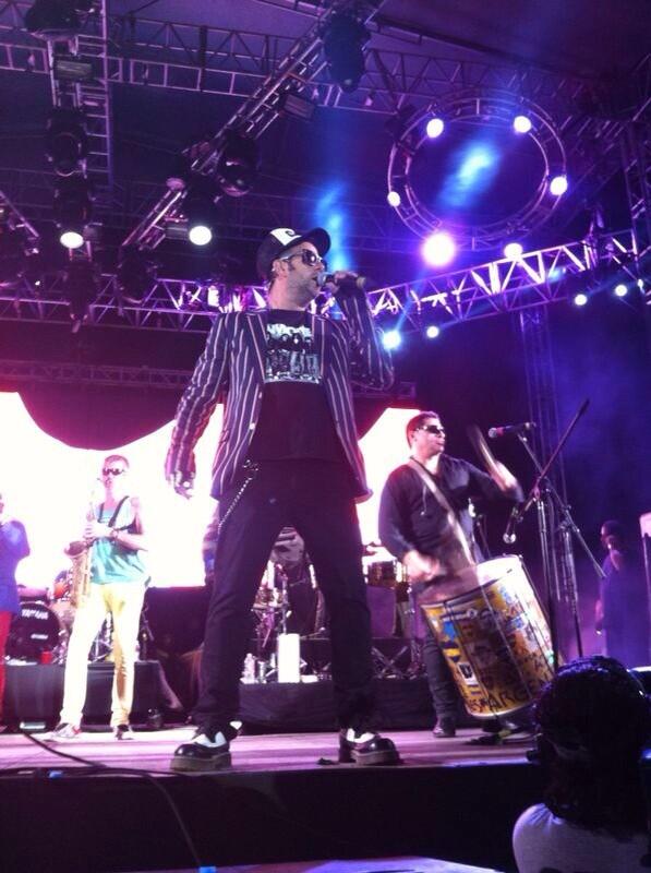 cervezaindio's tweet photo. ¡Nadie para de bailar con el son de @ladecadentes! Suena "Auténtica"en el #UnionMachaca. http://t.co/nZZoj5oGhD