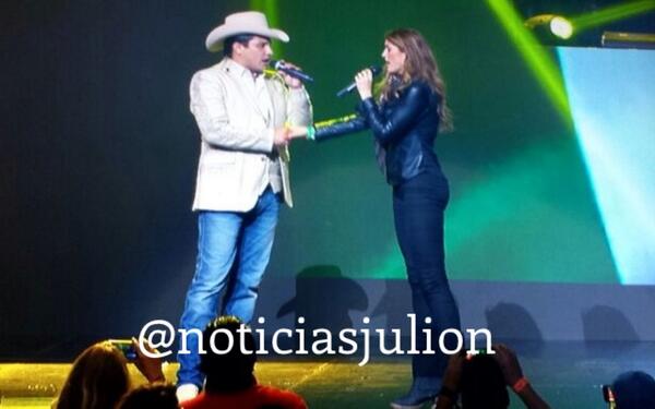 NoticiasJulion's tweet photo. @julionalvarez83 en el escenario con una gran invitada @anabarbaramusic cantando "Acá entre nos". http://t.co/HdGVrfwFga