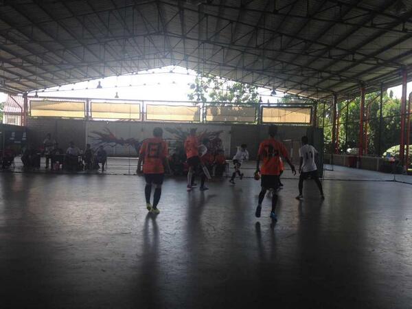 BoomFutsal's tweet photo. Serunya pertandingan semifinal #TurnamenBoomFutsal antara @FCBrownis dan @IndoManUtd_PLG ! Siapakah pemenangnya? http://t.co/Amw4eXCBnL