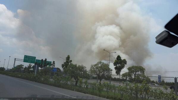 js100radio's tweet photo. RT @Boulevard2011:  ไฟไหม้หญ้าค่ะข้างหมู่บ้านBangkok life Boulevard วงแหวนอ่อนนุชค่ะ http://t.co/s5eGW7wMAI