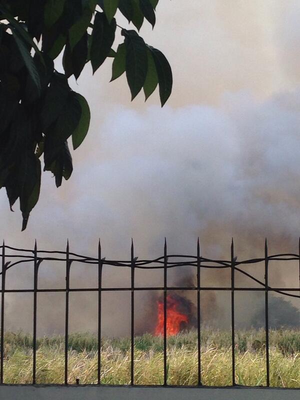 js100radio's tweet photo. RT @Boulevard2011:  ไฟไหม้หญ้าค่ะข้างหมู่บ้านBangkok life Boulevard วงแหวนอ่อนนุชค่ะ http://t.co/s5eGW7wMAI