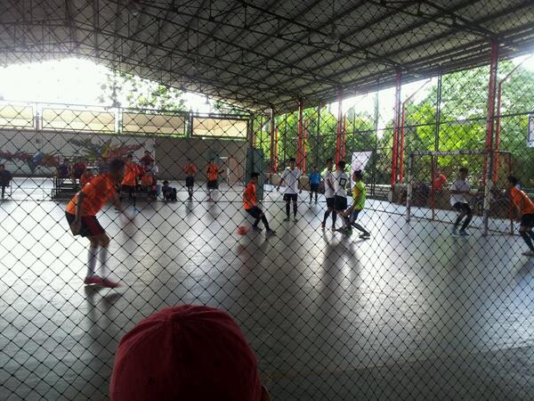 BoomFutsal's tweet photo. Semifinal #TurnamenBoomFutsal antara @FCBrownis dan @IndoManUtd_PLG hasil sementara 3-1 dari eksekusi tendangannya. http://t.co/WnJEcBfY5d