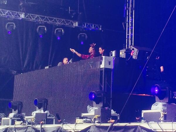 Sj_415's tweet photo. @SunneryJames @RyanMarciano  such a amazing performance today at Edc ! Love how you guys show love to your fans !! http://t.co/aR6NN06WCF