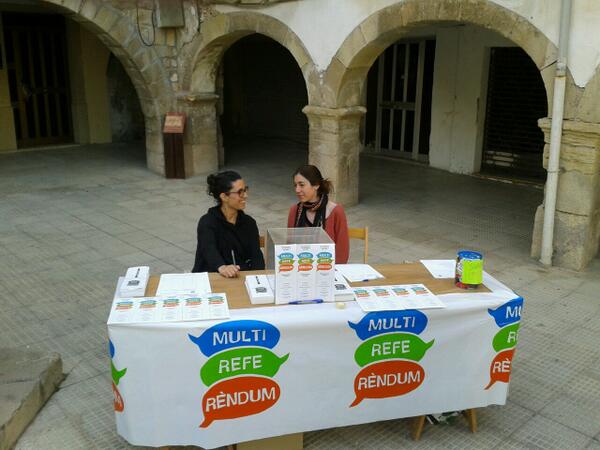LiamBeastGuyy's tweet photo. A #bellpuig ja hem constituit la taula! omplint les urnes de #democracia i #dignitat! @Multireferendum http://t.co/4AwnkqnTWg