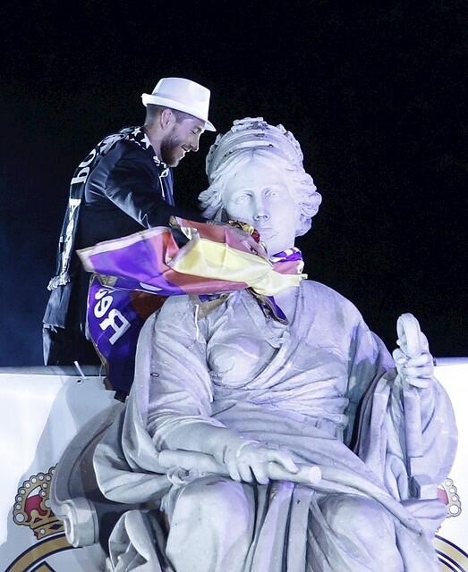 rtvenoticias's tweet photo. Con hora y media de retraso Sergio Ramos 'coronó' a la #Cibeles tras la 'Décima blanca'  http://t.co/kbs6ofsCJb http://t.co/H5zEDKjblv