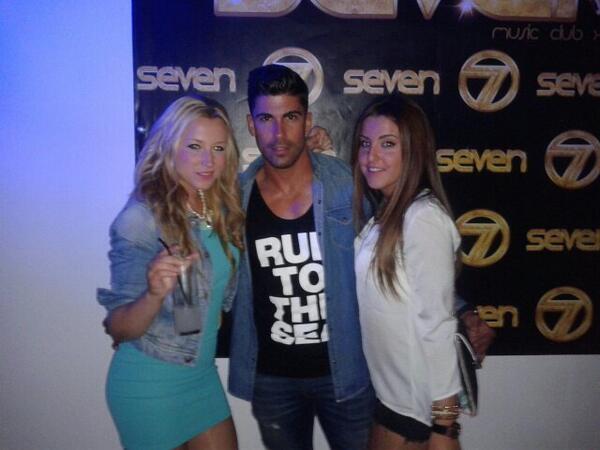 sara_dc92's tweet photo. Bien acompañada con @VicaLamata @Christian2528L! http://t.co/HjT0ZraSn2