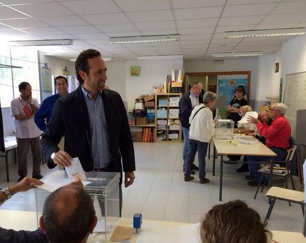 El Presidente del <a href="/ppbalears/">PP Balears</a> <a href="/JRBauza/">José Ramón Bauzá</a> ejerce su derecho a voto en Marratxí