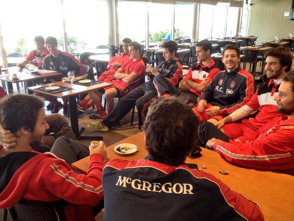 Desayunando antes de la charla para preparar el partido contra el Egara35. En menos de 2 horas nos jugamos la Liga!