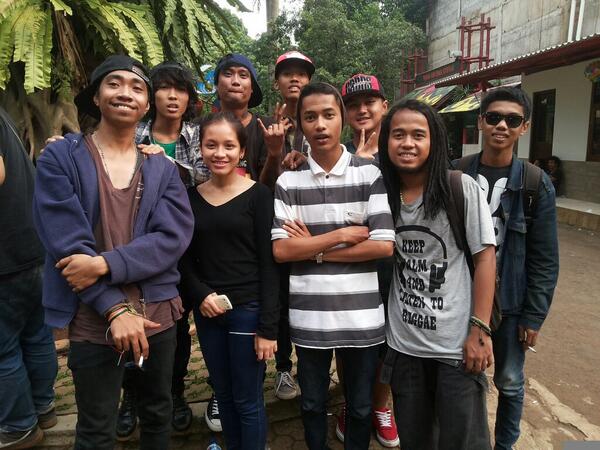 RainbowRoots_'s tweet photo. "@Reynara160320: Kemarin, with full squad @RainbowRoots_ *1* http://t.co/KSZI2aYrkw"