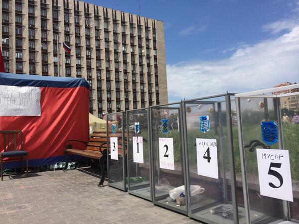 ChristopherJM's tweet photo. Confiscated ballot boxes outside separatist-occupied #Donetsk regional state admin marked with "trash." #UkraineVotes http://t.co/VWCjkEKKva