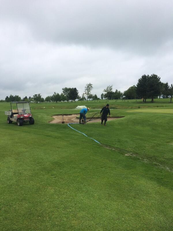 LeedsGolfCentre's tweet image. Dedicated @LGC_Greens team at work this morning. #haterain #lovegolf well done lads #properteam
