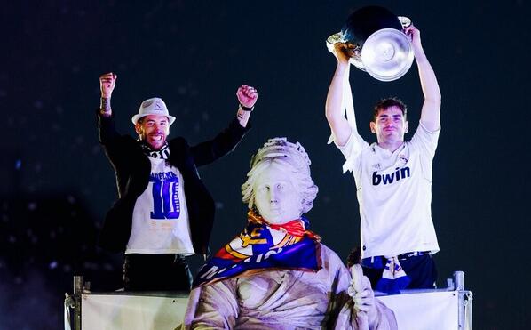 15_halamadrid's tweet photo. Ramos &amp; Casillas con la Diosa. #Cibeles #CHAMP10NS http://t.co/qejiewf9LB