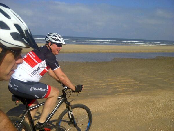 Hvvegten's tweet photo. 2 uur bikkelen strand Wijk aan Zee naar Egmond aan Zee, duinen Castricum, Heemskerk @kobus_marco http://t.co/ni8QefCX8x