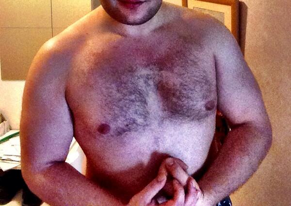 jsalova's tweet image. Karvainen topless-edistyskuva, kato omalla vastuulla. #kynis #kreatiinipärinät #tänäänkinsalille