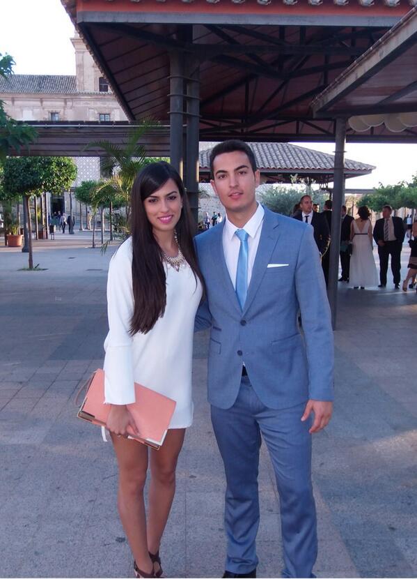 AnaInesMartnez's tweet photo. Enhorabuena al graduado más guapo!!🎓😜😊 http://t.co/vyf19f2Jdc