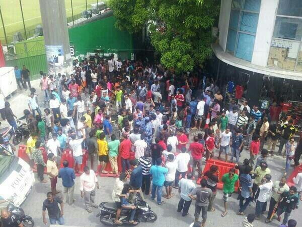 ahumedxiaa's tweet image. Football fans protesting in Male after FAM stop selling tickets of Semi finals. #ACC2014. #FAMfailed @afcasiancup