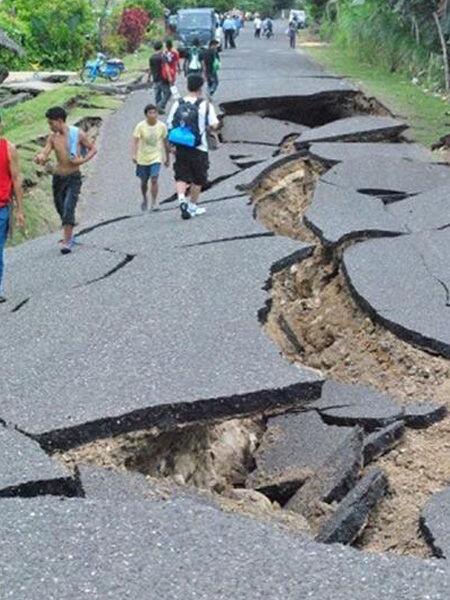 自然災害画像bot Twitterren フィリピンで起こった地震による地割れ 2012年 マグニチュード6 9の地震による Https T Co Zcehj8qcux