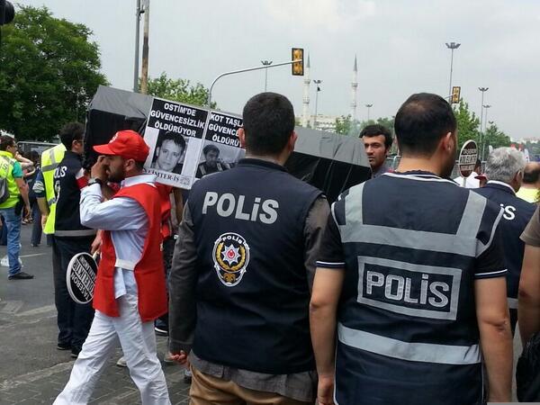 13:15 - İşçiler arama noktasındaki polislerin önünden tabutlarla geçiyor.