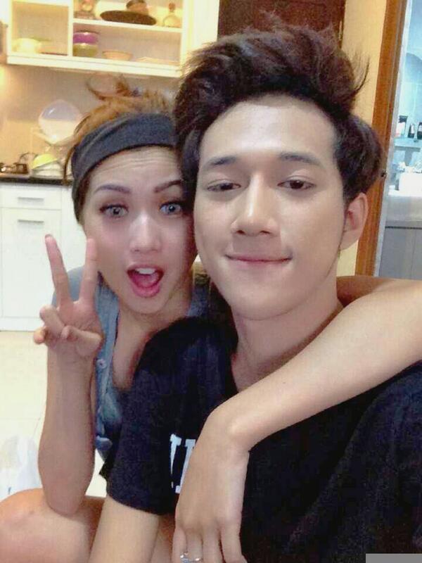 Lagi cakiit ditengokin pacaall sebelum berangkat tuting ... Lopelopelope ❤❤❤😘😘😘 @dickymprasetyo