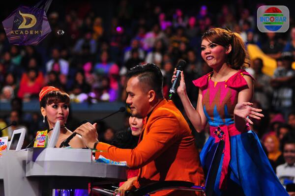 Foto Waktu teh Rina ngeledekin <a href="/saipul_jamil/">Saipul Jamil SH</a> .. Keren gak min <a href="/FanSaipulRina/">FanSaipulRina</a> #dapetDariSalah1TWITTY  !!! ahaha lucu