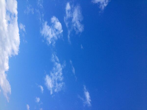 s___mrn's tweet photo. ・

雲の動きが可笑しいのは
縦に撮ったのを無理矢理横にしたから ☜

・ http://t.co/MgNF98DRY7