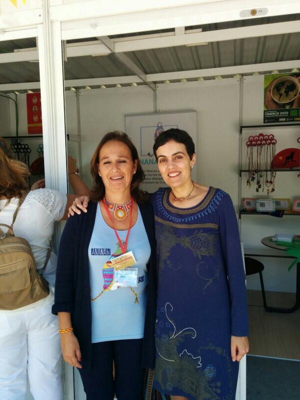 CasaRonaldMLG's tweet photo. En la Semana de las Culturas con nuestra amiga Gema de  @AnanawWasi Preciosa artesanía por una causa aún más bonita! http://t.co/nRwDFNBZz0
