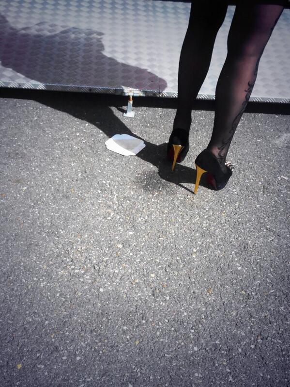 LylouStyles1D's tweet photo. Quand j'ai vu les Louboutins de cette fille, j'ai penser directement à @leonaboo_  *__* #TeamNabilla http://t.co/I8Ry891vHI