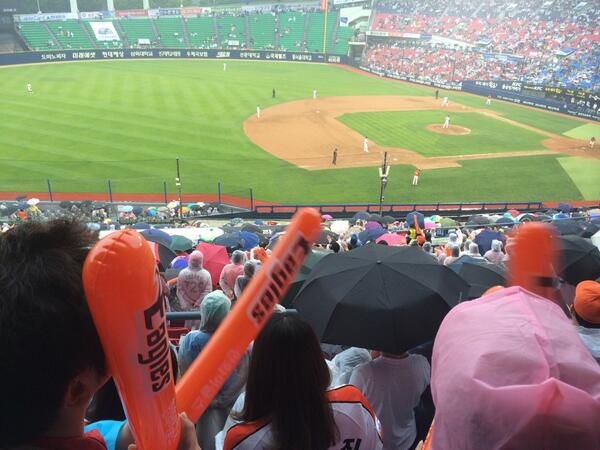 rorrorrorror's tweet photo. 비와도 응원했는데 또 졌어. 괜찮아 언젠간 이기겠지뭐 ㅋㅋㅋㅋ http://t.co/WKvzyntd5Z