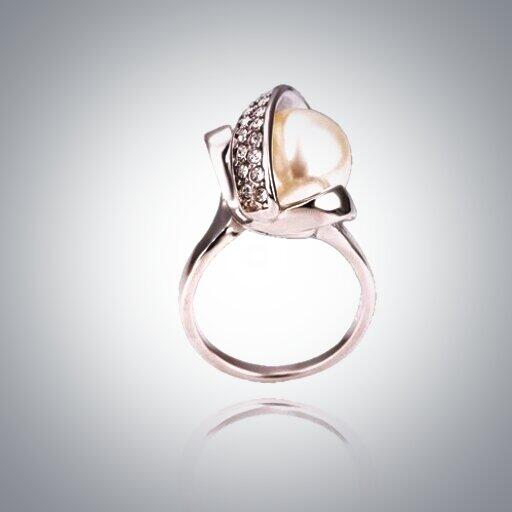 SparklyAu's tweet photo. Pearl &amp; crystal Ring only at http://t.co/c1S2aMcHFf http://t.co/6Jk2U5iAuV