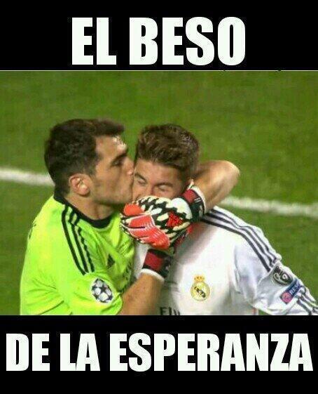 OTROGUAPOSUELTO's tweet photo. La imagen del partido. "Sergio, te debo la vida", dijo Iker. Y le dio un beso. http://t.co/pCHRrIRvsQ