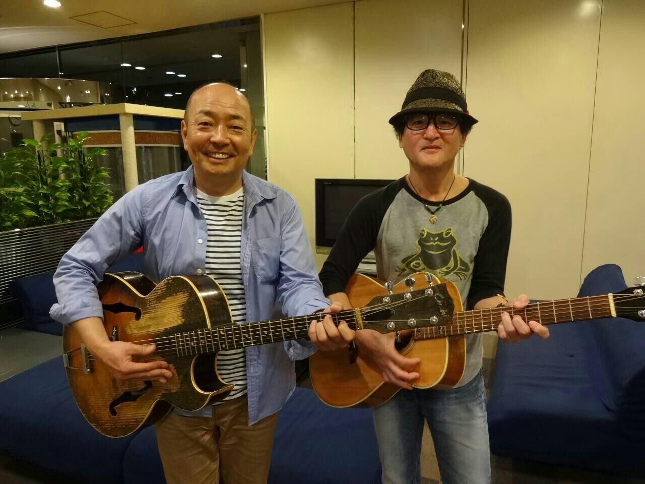 茶屋町ヤマヒロ会議 内田勘太郎 山本浩之 ヤマヒロさん 勘太郎さんのギターを持たせて頂き この笑顔です Cyk1179 Mbs1179 Http T Co 8fjo8pgc8d Twitter