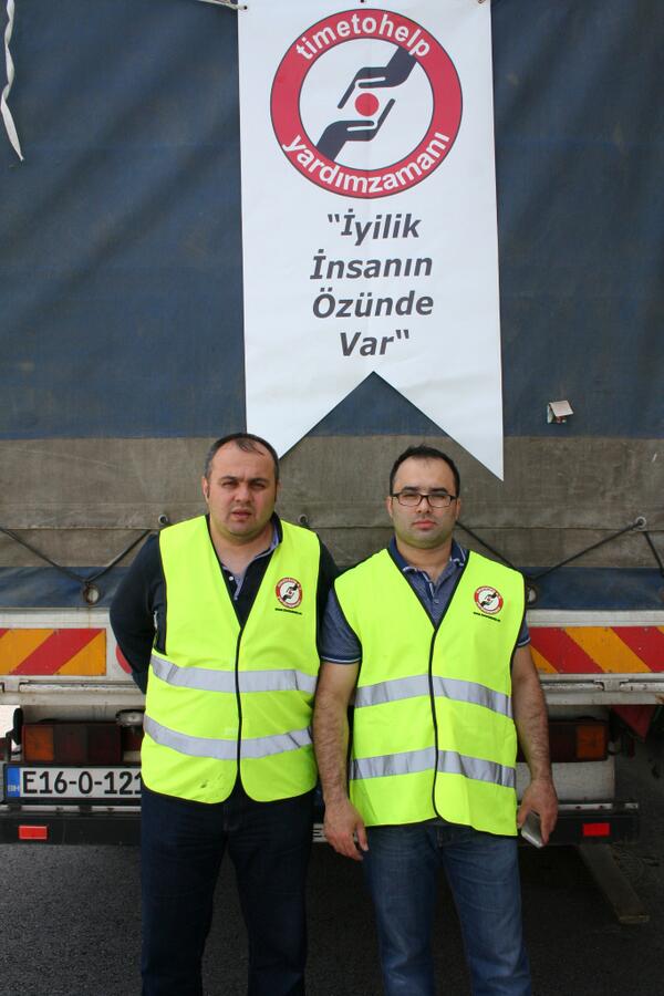 Umutlari,hayalleri,evleri sular altinda kalan Bosna´li kardeslerimize acil ihtiyaclarini karsilayacak ilk yardimilar
