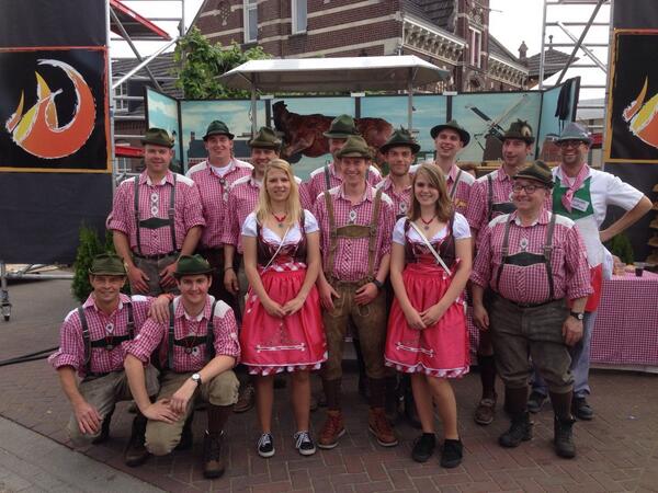 Traditionele groepsfoto met Oscar de 46e deze keer. #ossebraadfeest #ottersum