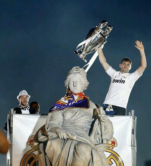 ReinoMadridista's tweet photo. La Diosa y los capitanes. http://t.co/ziSLEglOwX