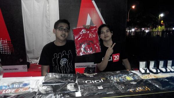 Yuhuuuu .. Merchandise <a href="/GIGI_Band/">GIGI</a> hadir di soundsations pekanbaru .. Dipilih yg jualnya silahkan hihi