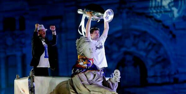 MakeleleTop's tweet photo. Los dos capitanes, un mismo sentimiento #HalaMadrid #LaDecimaEsNuestra http://t.co/fx3PIMMCun