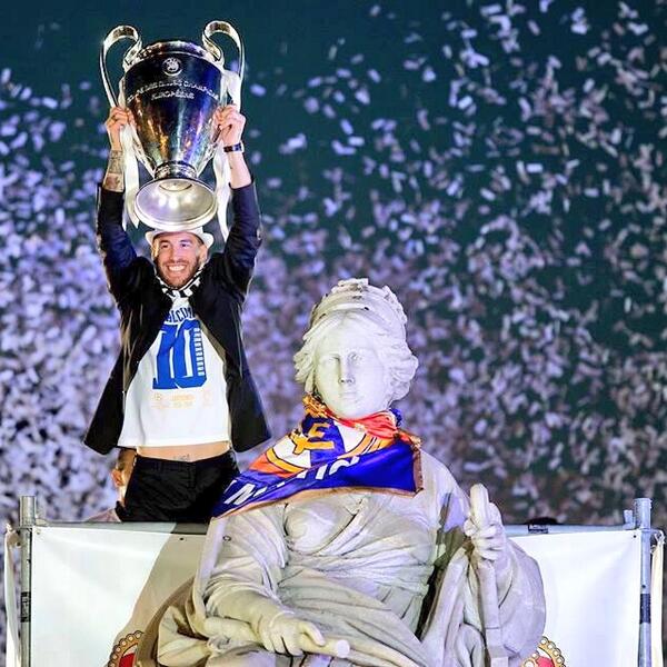 ActualFutbol's tweet photo. El héroe de #LaDecima coronó Cibeles... ¡Grande SR4! http://t.co/gwW51ZcNQz