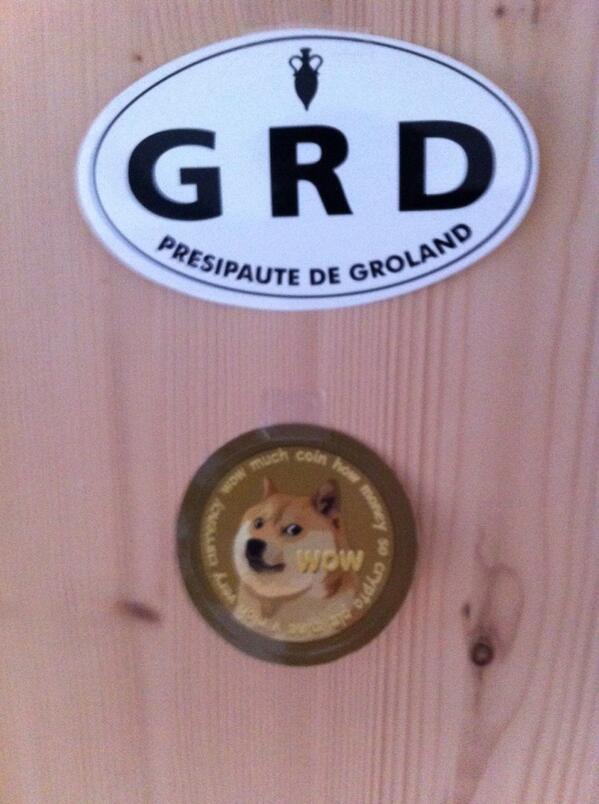 FranceDogecoin's tweet photo. #Dogecoin in my door http://t.co/fqYccNyHml
