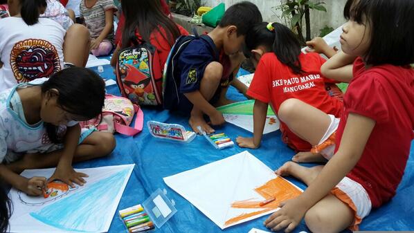 Hari ini belajar membuat dan mewarnai layang-layang dengan tim <a href="/sekolahrumpin/">Sekolah Kita Rumpin</a> dan Sahabat Anak Manggarai. Seru!