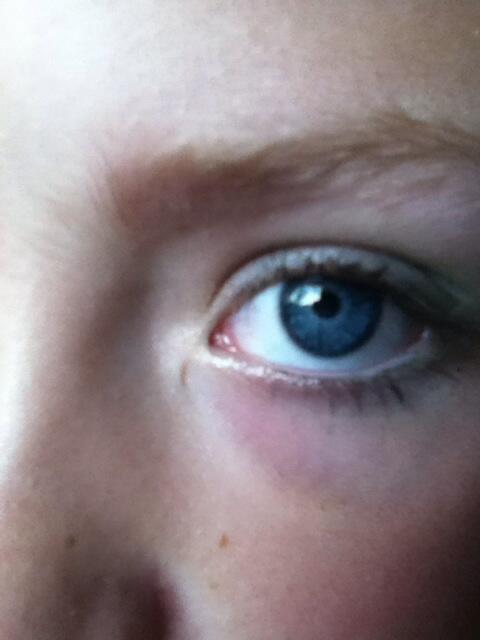 LouisaxSimone's tweet photo. Oog make up http://t.co/L063pyA33M
