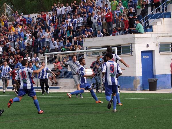 Oscar_Lorca's tweet photo. Celebracion del 1-0 de @rafykasoriano23  @lorcadeportiva http://t.co/OlLZNMgu3h