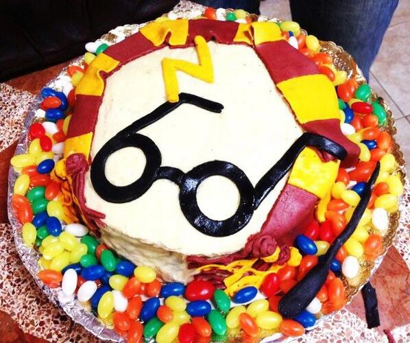 dulcesconmagia's tweet photo. Tarta Harry Potter #OrgulloFriki #DiaDelOrgulloFriki http://t.co/0xhpCo47jf