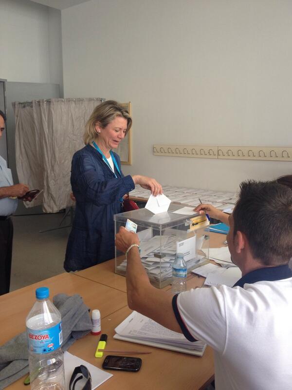 La Consellera <a href="/MNuriaRiera/">Núria Riera</a> también ejerce su derecho al voto en el Centro La Balanguera