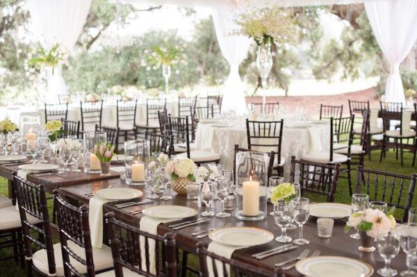 stylemepretty's tweet image. Now THIS is how you do a white tented #wedding reception: bit.ly/1oyWCLj cc: @marnipictures